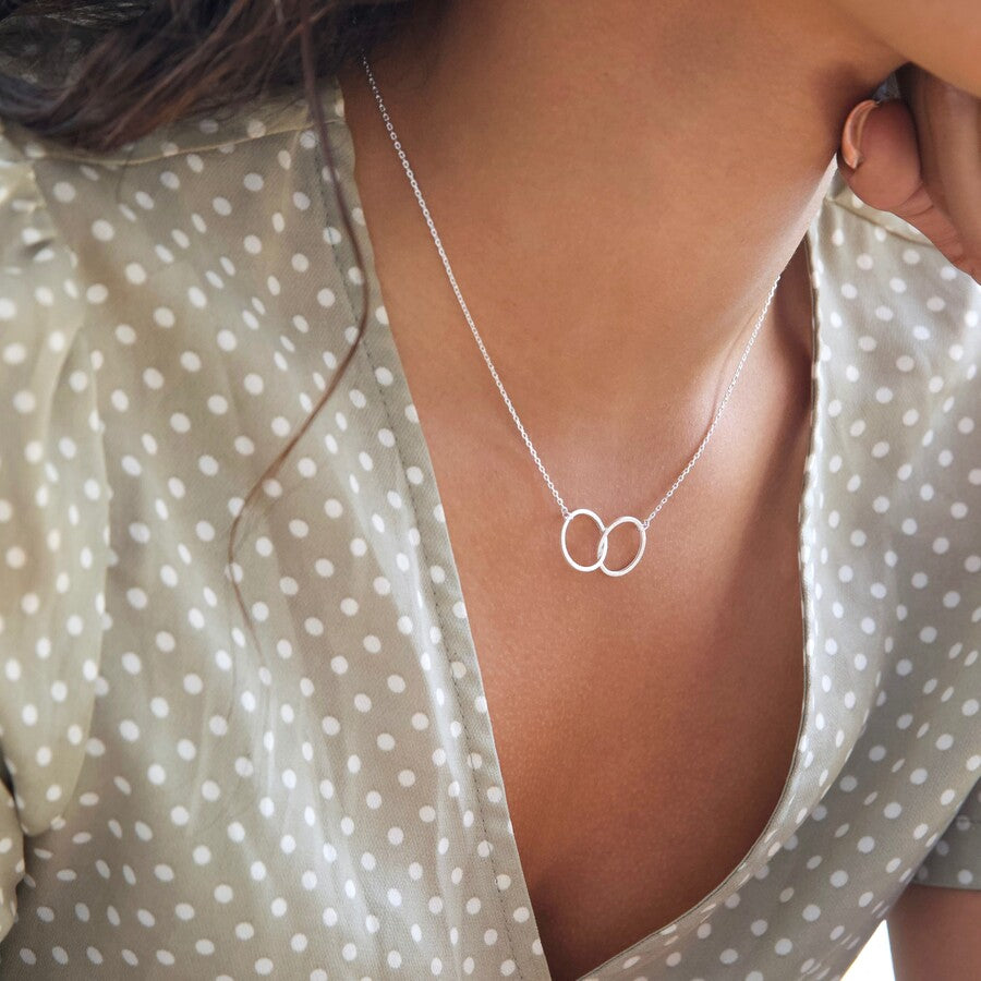 Brushed Interlocking Hoop Necklace - Silver - Uneeka