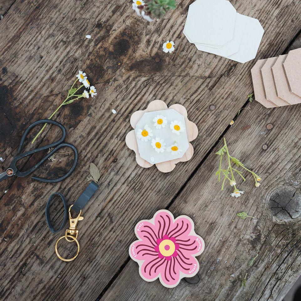 Assorted Pink & Blue Keyring Flower Press - WKPPB - Uneeka